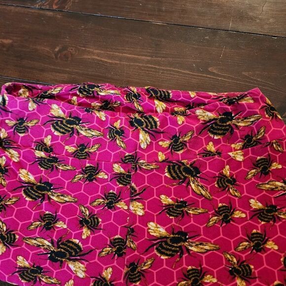 LulaRoe Womens Tall and Curvey Dark Pink with Bees Leggings - Picture 4 of 7